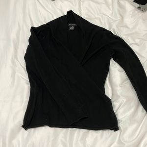 Comfortable black sweater with a cross fabric in the front